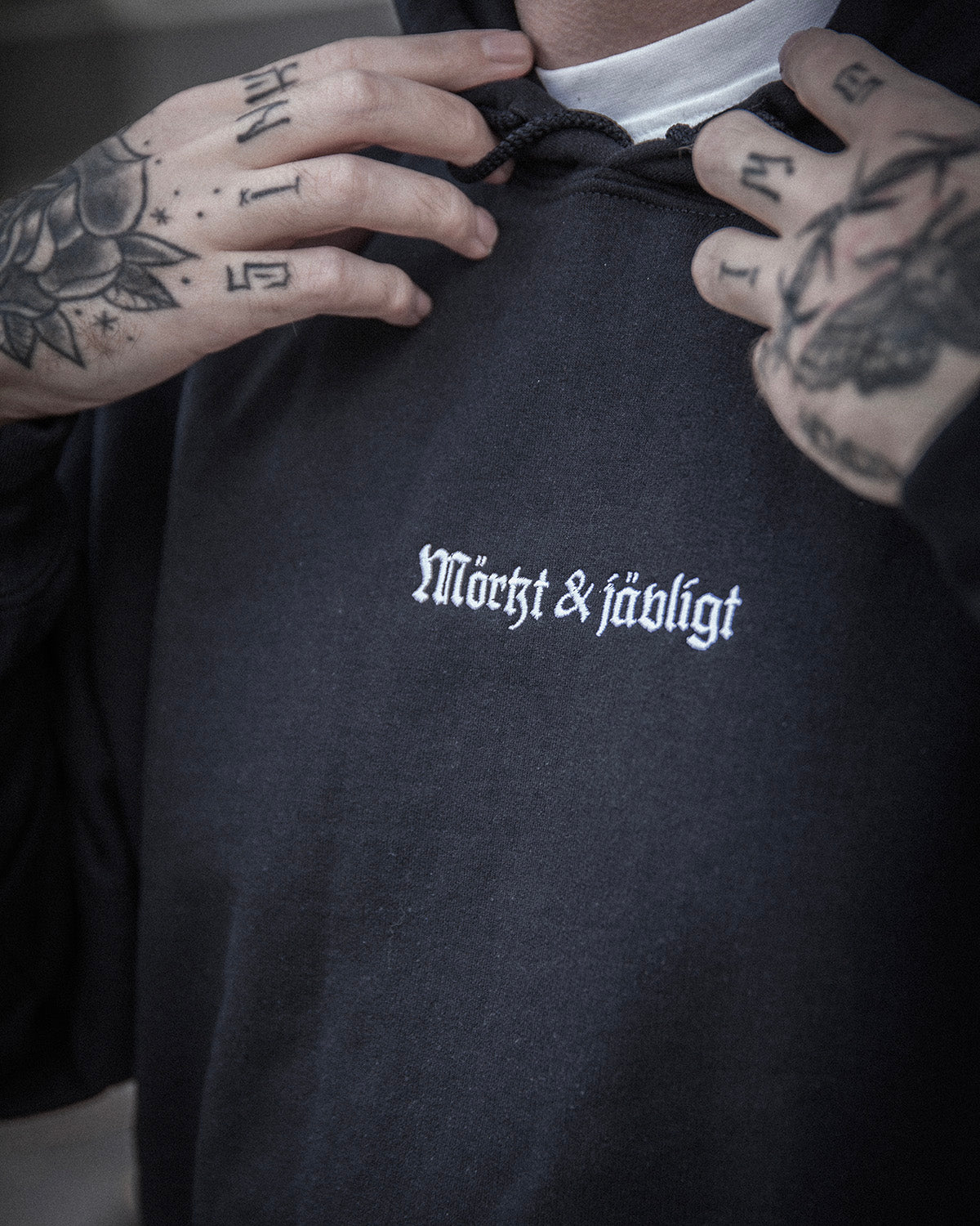 Mörkt & jävligt - Embroidered unisex Hoodie